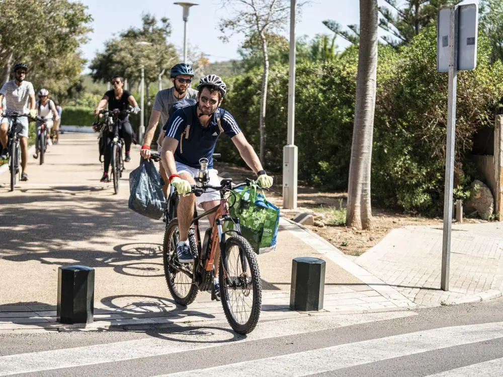 Fahrrad fahren und Müll sammeln Mallorca
