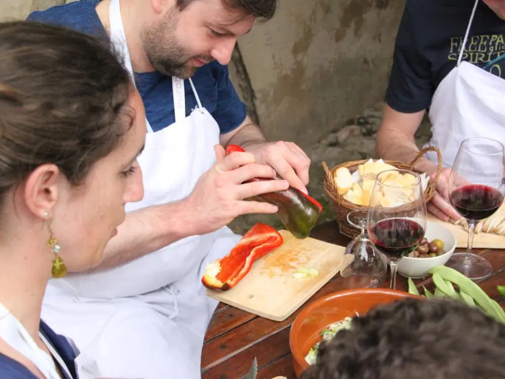 Gemeinsames Zubereiten einer traditionellen Paella beim Incentive auf Mallorca