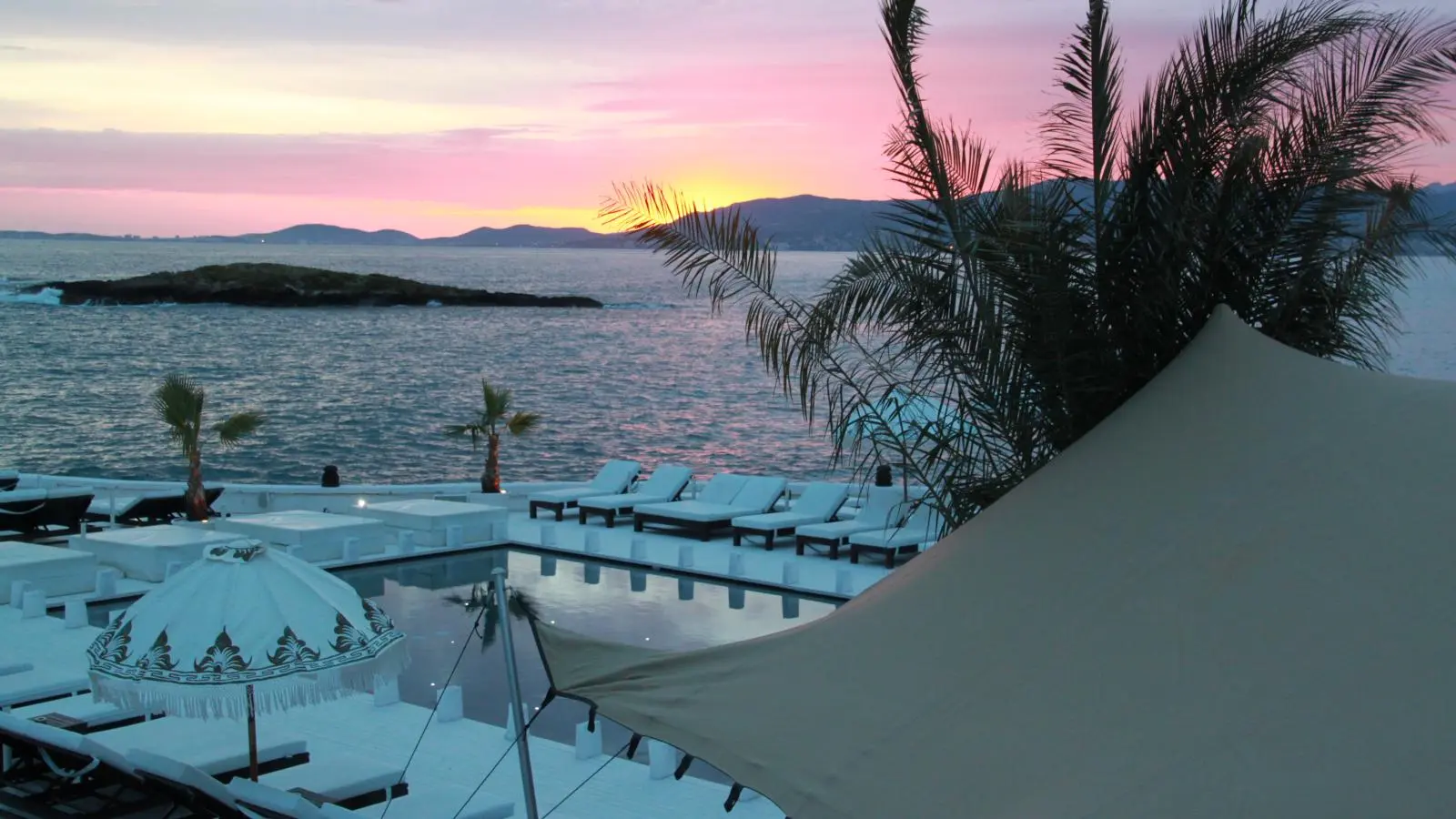 LifeXperiences Stretch Tents  im Purobeach Club